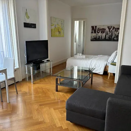 6 Minutes Walking From Railway Station Apartment *