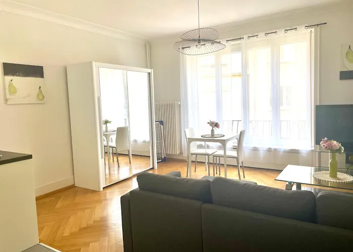 6 Minutes Walking From Railway Station Apartment